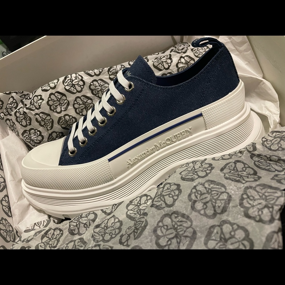 Hi I’m selling my brand new Alexander McQueen
